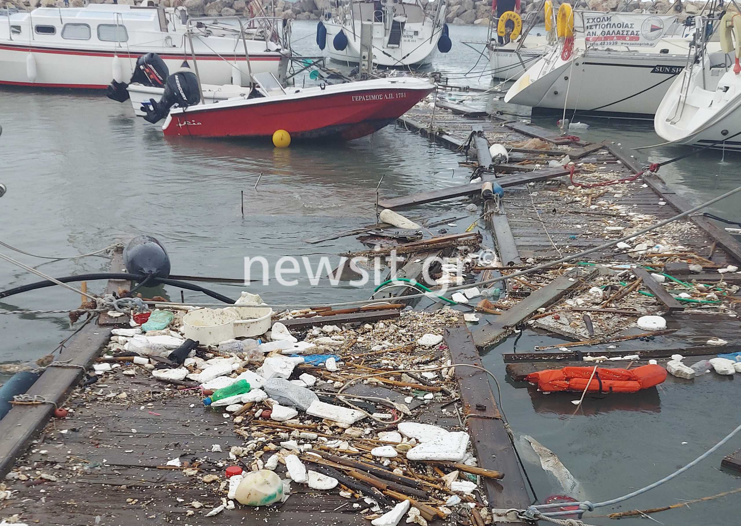 Πάτρα: Η θάλασσα «σάρωσε» δρόμους, μαγαζιά και σπίτια – Εγκλωβίστηκε ζευγάρι στο Ρίο