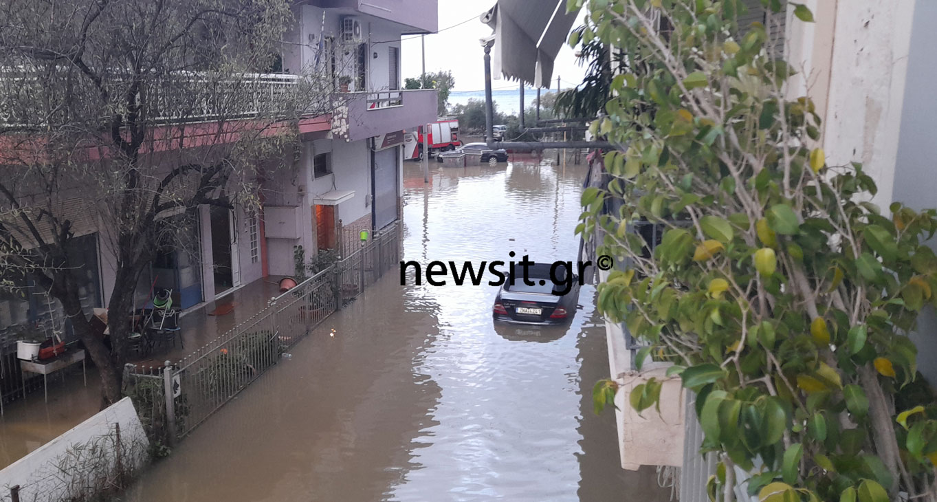 Πάτρα: Απίστευτες εικόνες στο παραλιακό μέτωπο με τη θάλασσα να έχει καλύψει τα πάντα