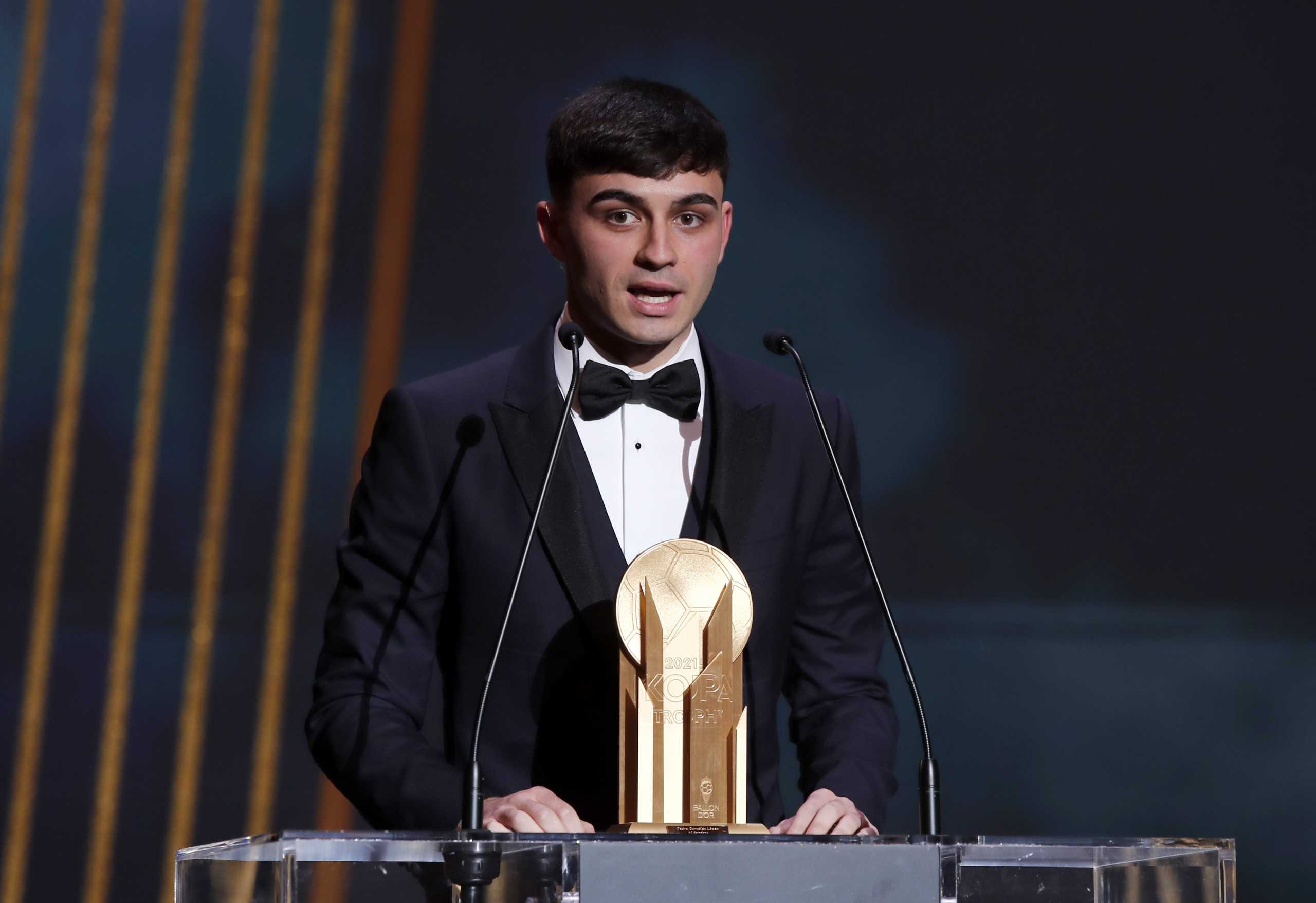 Soccer Football - The Ballon d'Or Awards - Theatre du Chatelet, Paris, France - November 29, 2021 FC Barcelona's Pedri the with the Kopa Trophy REUTERS