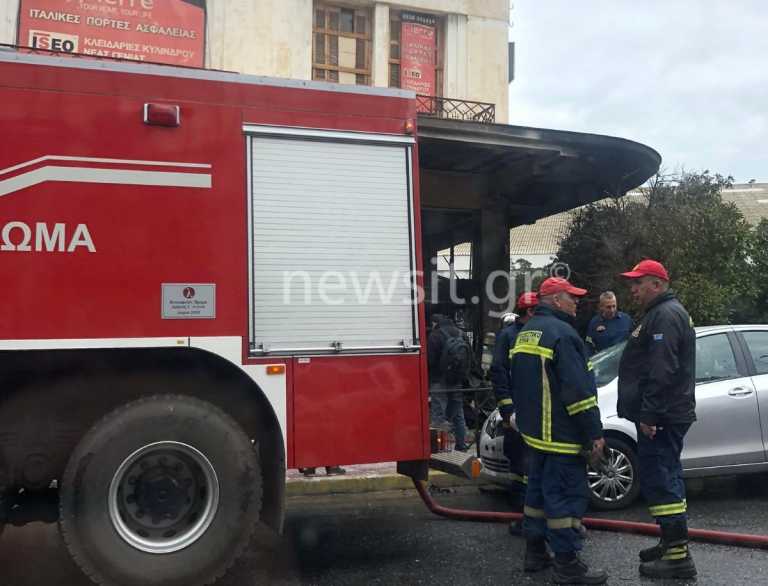 Υπό έλεγχο η φωτιά στην αποθήκη στον Πειραιά – Αποκαταστάθηκε η κυκλοφορία