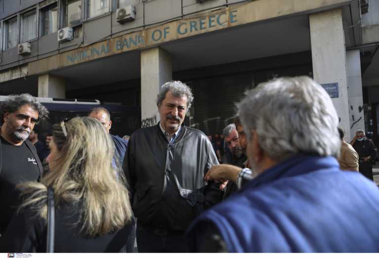 Έξω από το υπ. Αγροτικής Ανάπτυξης οι αγρότες - Μαζί τους ο Παύλος Πολάκης