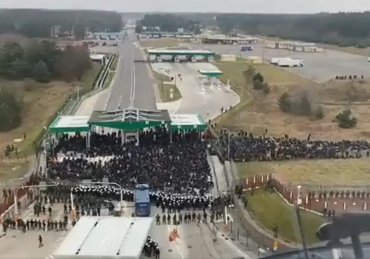 Πολωνία: Μετανάστες συγκεντρώνονται σε φυλάκιο στα σύνορα με Λευκορωσία – Νέα ένταση