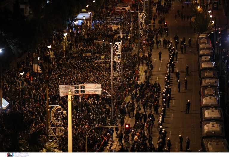 Πολυτεχνείο: Χιλιάδες κόσμου απέτισαν φόρο τιμής στην 48η επέτειο από την εξέγερση