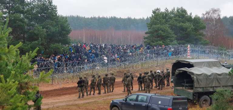 Λευκορωσία - Πολωνία: Συγκρούσεις και αλληλοκατηγορίες για τους εγκλωβισμένους μετανάστες - Φόβοι για πολεμική σύρραξη