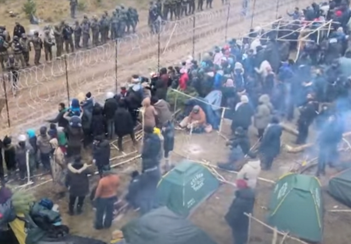Λευκορωσία – Πολωνία: «Παραγκούπολη» μεταναστών δίπλα στον φράχτη