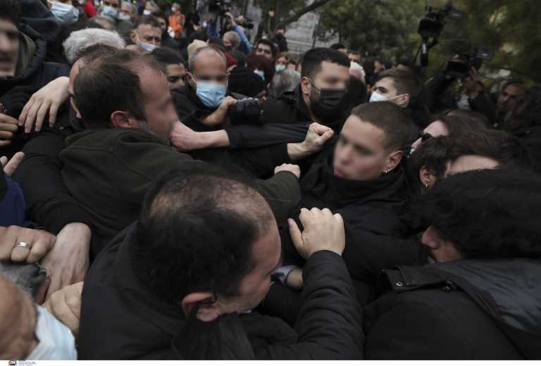 Πολυτεχνείο: Συνεχής ένταση – Μπουνιές και τραμπουκισμοί σε βουλευτές της ΝΔ και στελέχη του ΣΥΡΙΖΑ