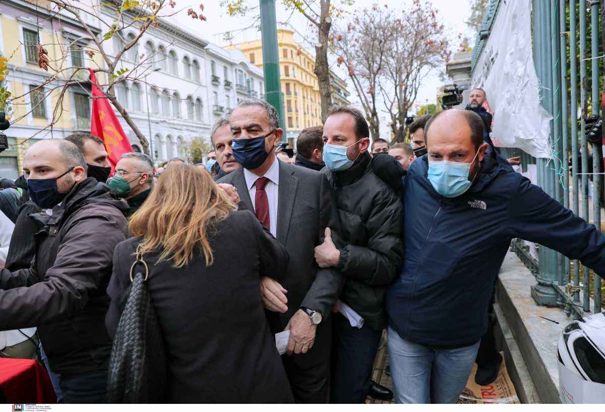 Πολυτεχνείο: Ένταση με αντιπροσωπεία της Βουλής, τους πέταξαν το στεφάνι