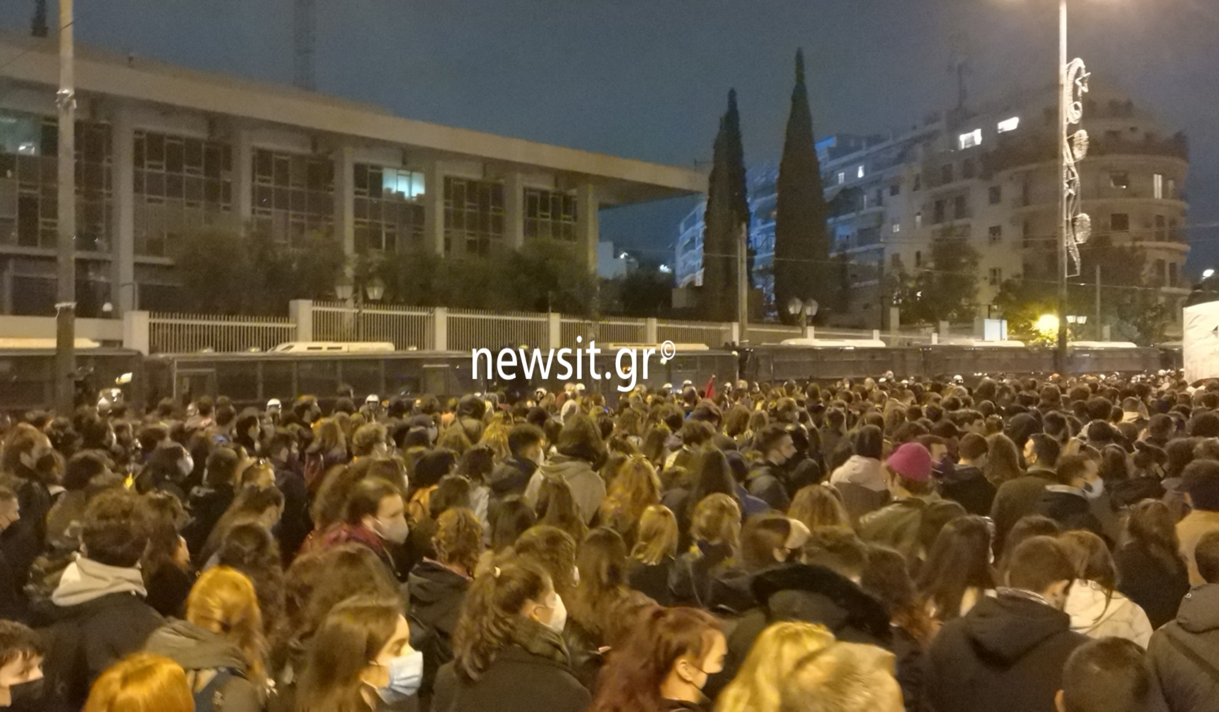 Πολυτεχνείο: Ολοκληρώθηκε η πορεία στην αμερικάνικη πρεσβεία – Παραμένουν οι αστυνομικές δυνάμεις στο κέντρο της Αθήνας