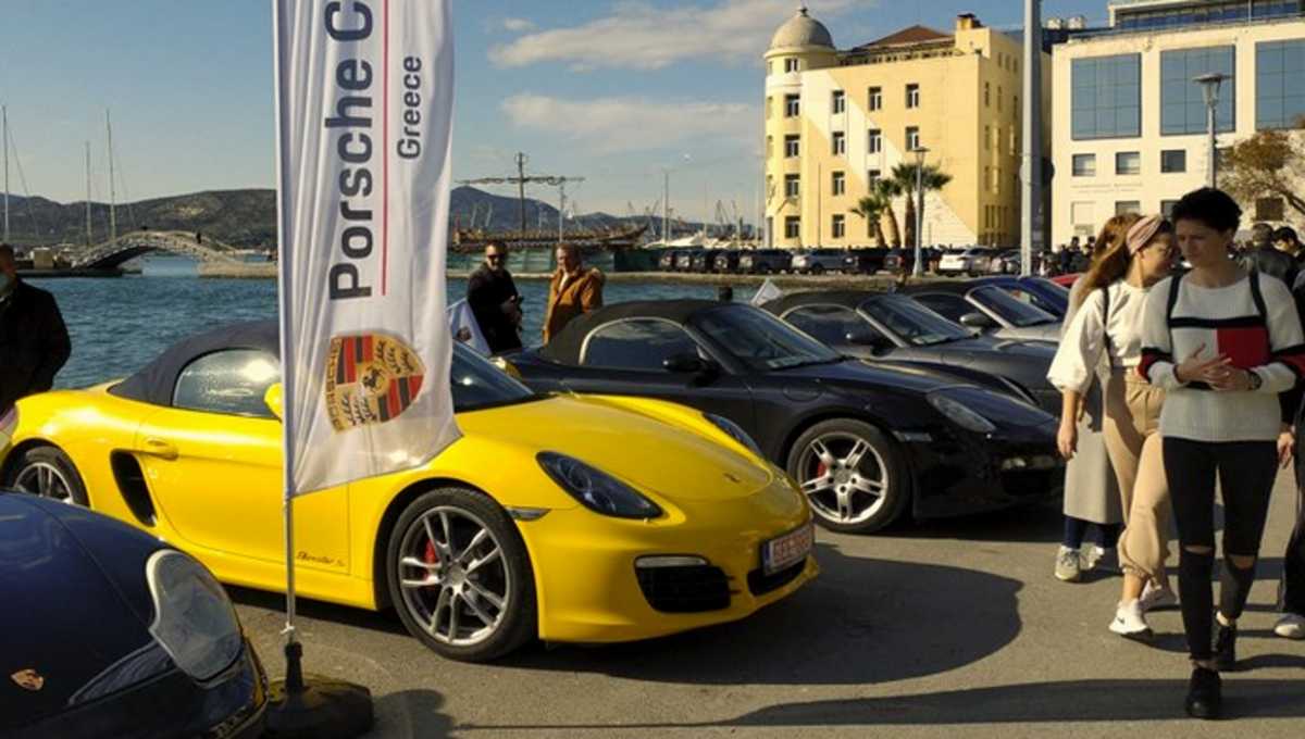 Βόλος: Παραθαλάσσια έκπληξη με 40 Porsche στους κατοίκους της πόλης – «Βροχή» οι φωτογραφίες