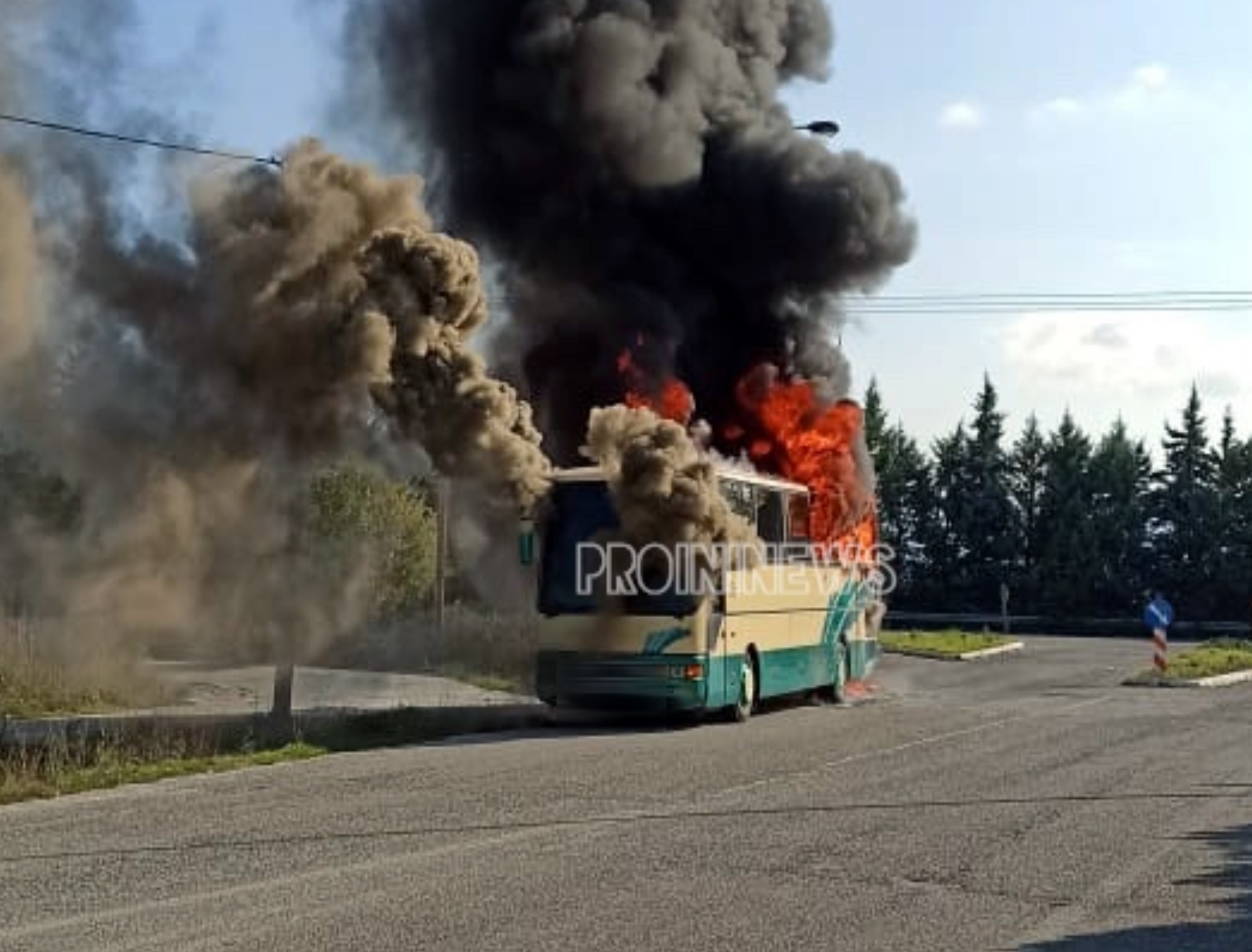 Καβάλα: Στις φλόγες τυλίχθηκε λεωφορείο των ΚΤΕΛ