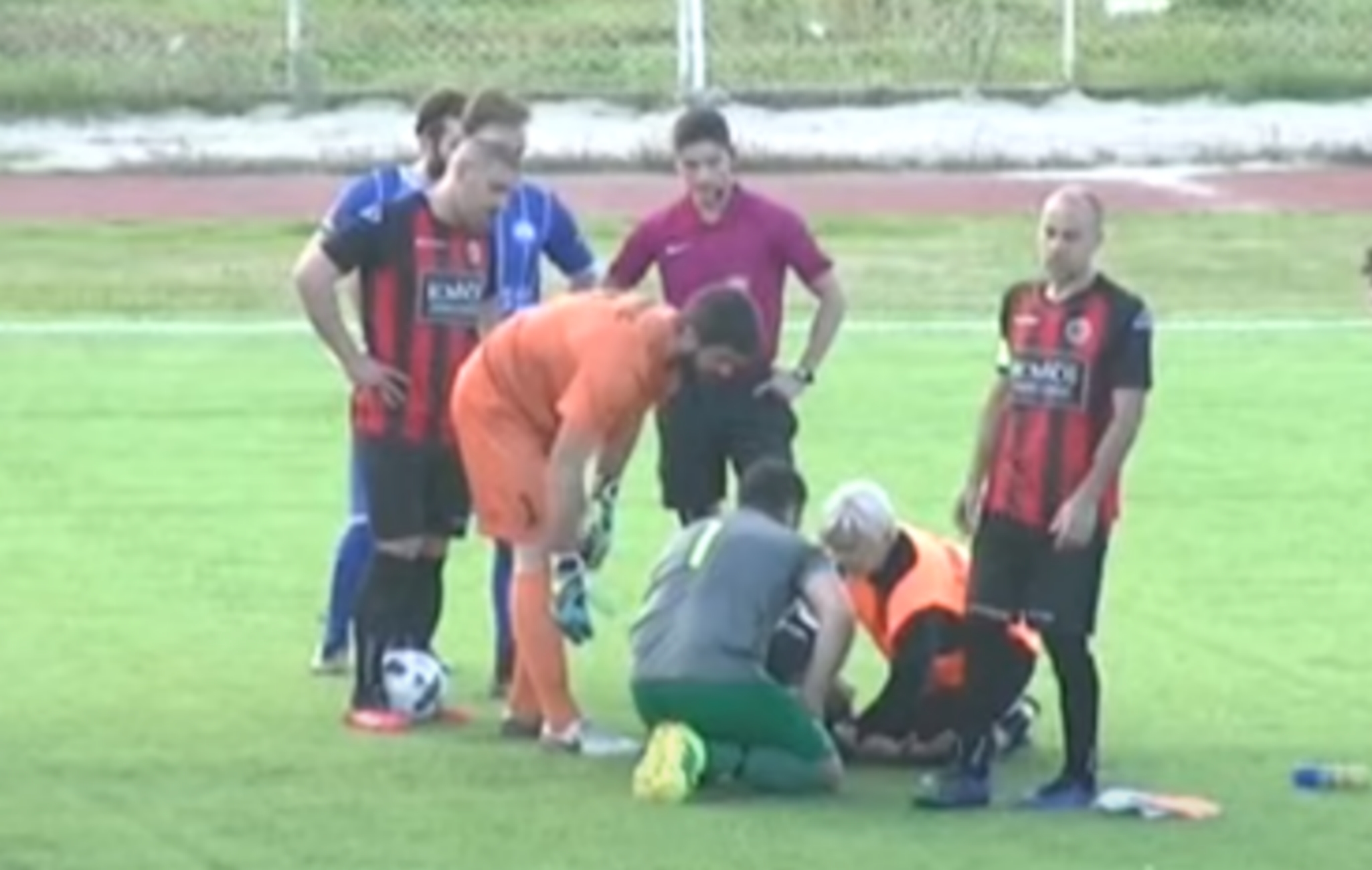 Βίντεο ντοκουμέντο: Η στιγμή που ο διαιτητής σώζει τη ζωή του ποδοσφαιριστή στο Αγρίνιο