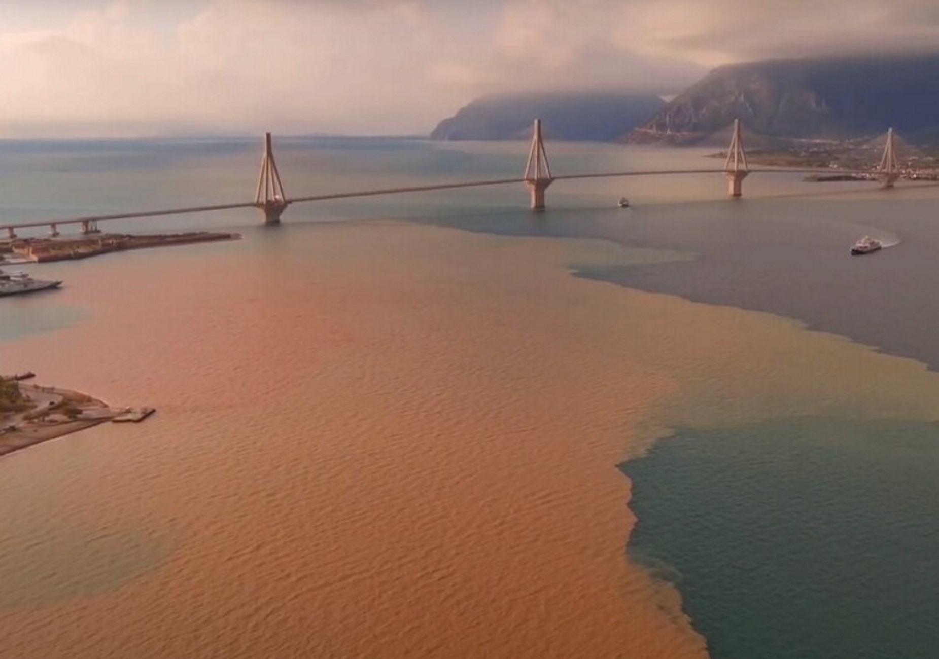 Καιρός: Η στιγμή που η θάλασσα στο Ρίο αλλάζει χρώμα – Δείτε τις εικόνες από drone που καθηλώνουν