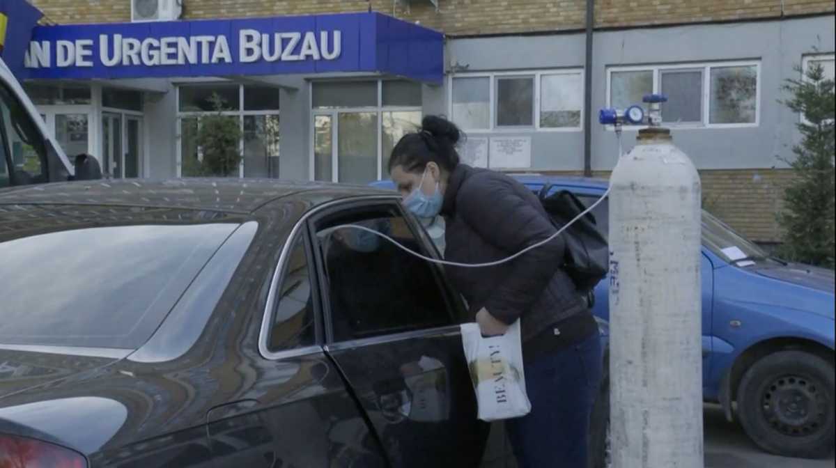 Κορονοϊός – Δράμα στη Ρουμανία: Γεμάτα τα νοσοκομεία, αφήνουν ασθενείς με οξυγόνο στα αυτοκίνητα