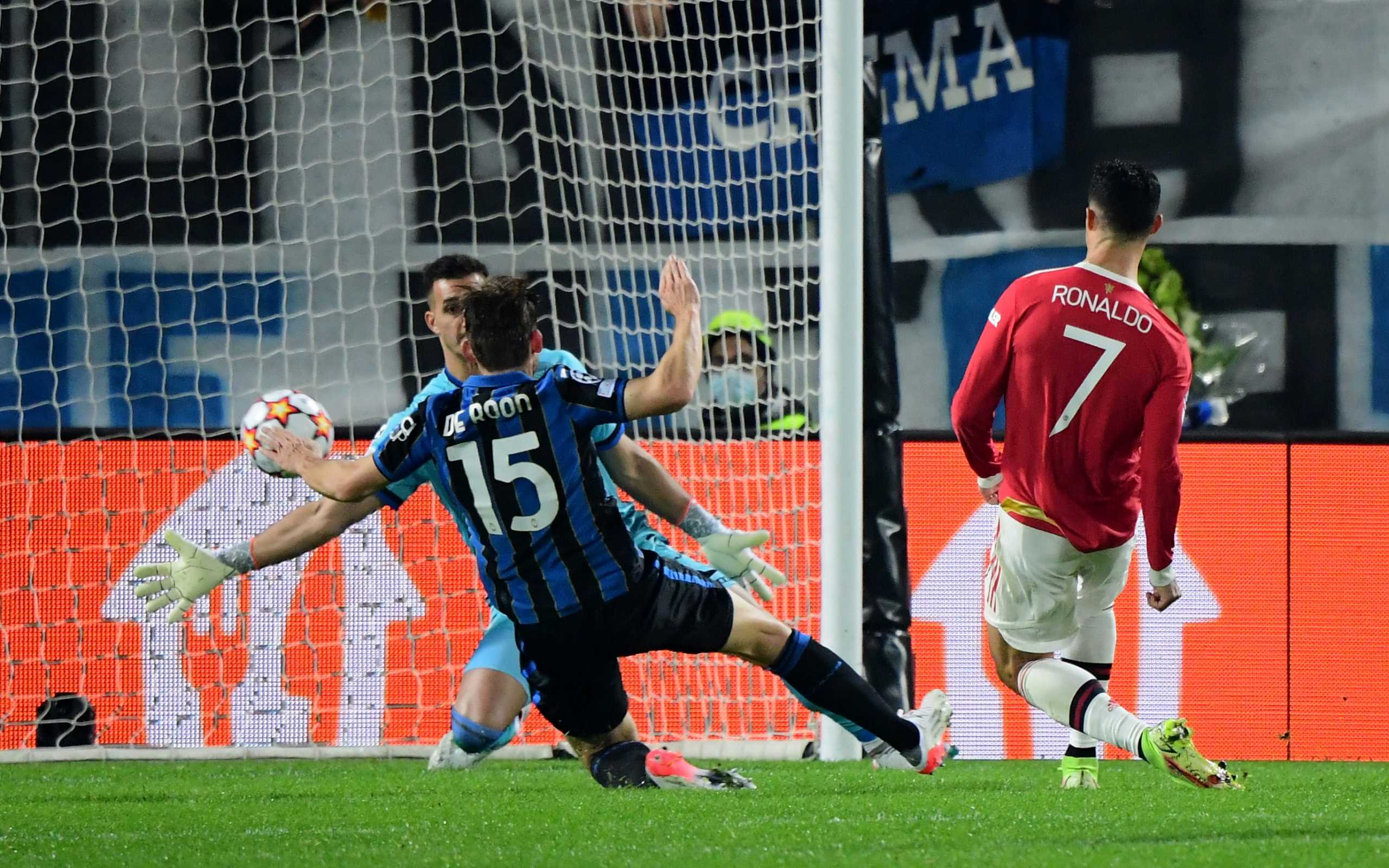 Soccer Football - Champions League - Group F - Atalanta v Manchester United - Stadio Atleti Azzurri, Bergamo, Italy - November 2, 2021 Manchester United's Cristiano Ronaldo scores their first goal REUTERS