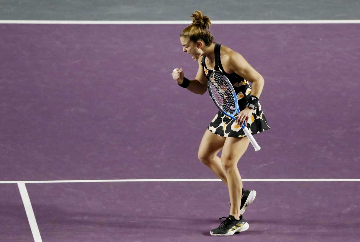 Σπουδαία Μαρία Σάκκαρη: Νίκησε την Αρίνα Σαμπαλένκα, πέρασε στα ημιτελικά του WTA Finals