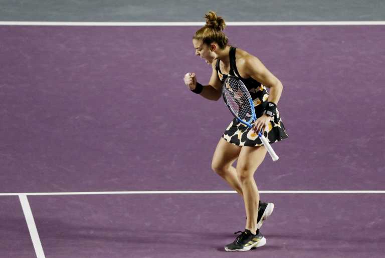 Σπουδαία Μαρία Σάκκαρη: Νίκησε την Αρίνα Σαμπαλένκα, πέρασε στα ημιτελικά του WTA Finals