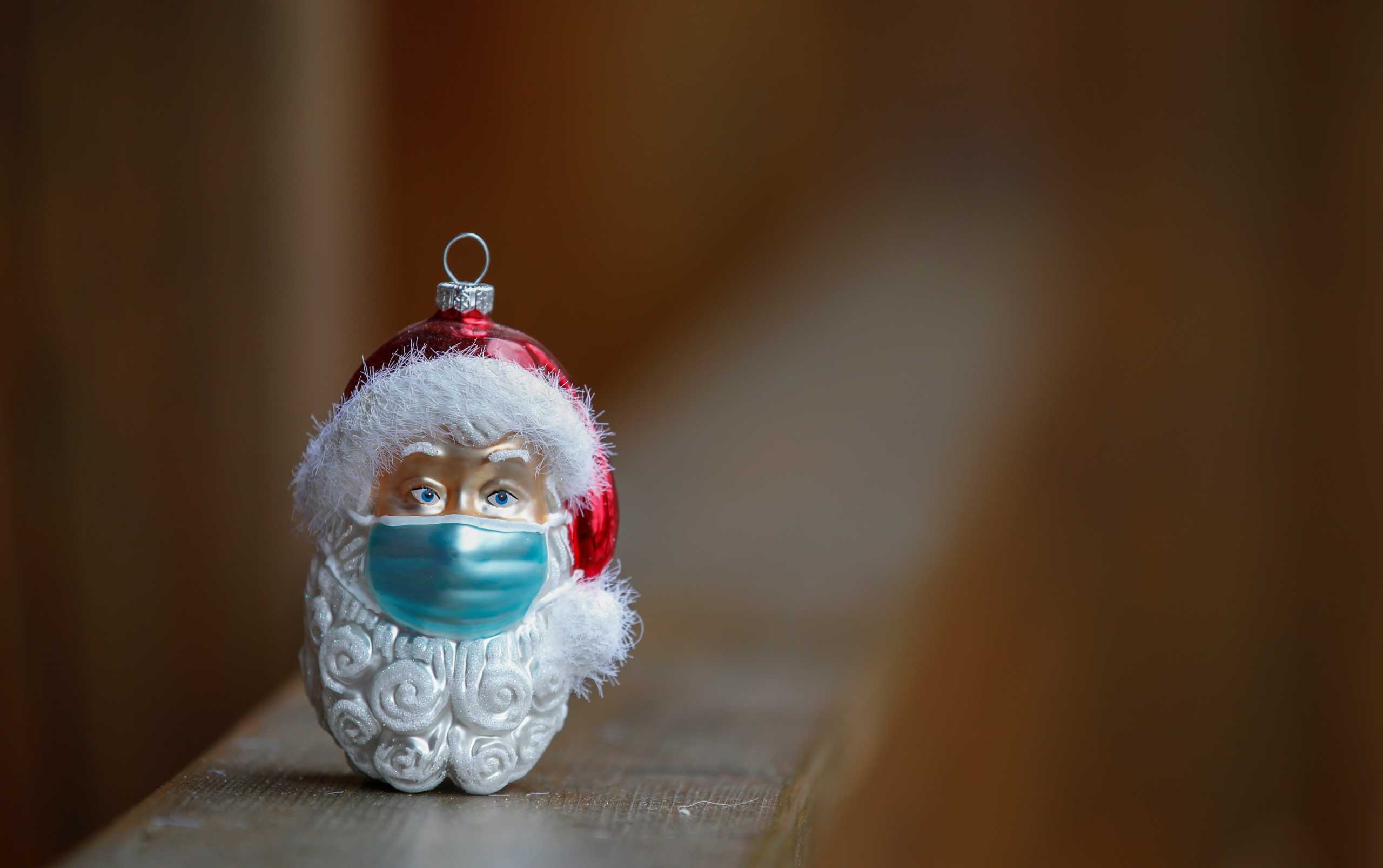 A Christmas bauble shaped as Santa Claus wearing a protective mask is pictured amid the coronavirus disease (COVID-19) pandemic in Eichenau, Germany, November 26, 2021. REUTERS