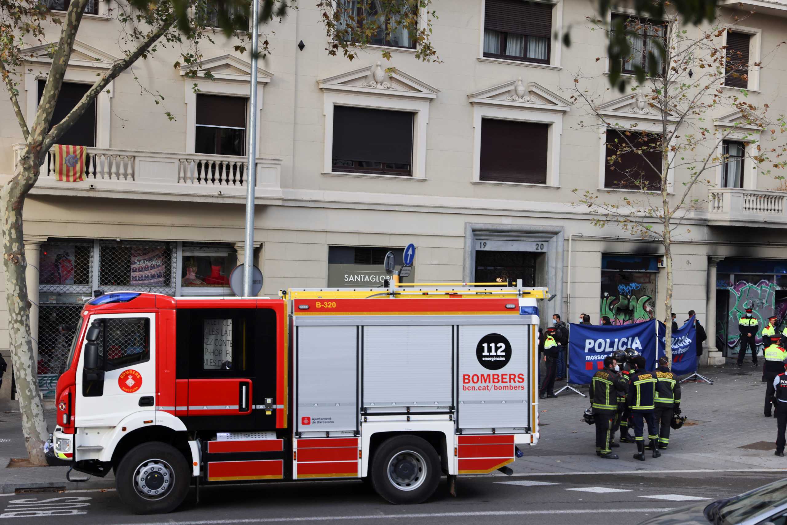 Firefighters and police stand in front of a burned building in Barcelona, Spain November 30, 2021. REUTER