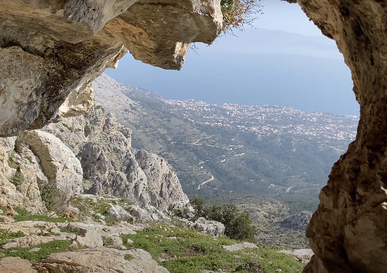 Η άγνωστη σπηλιά του Δράκου που τη μαγευτική θέα και τη δύσκολη πρόσβαση