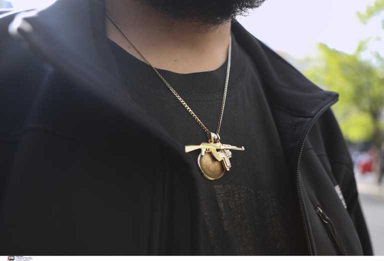 Ο Κρητικός αγρότης με τον σταυρό και το καλάσνικοφ