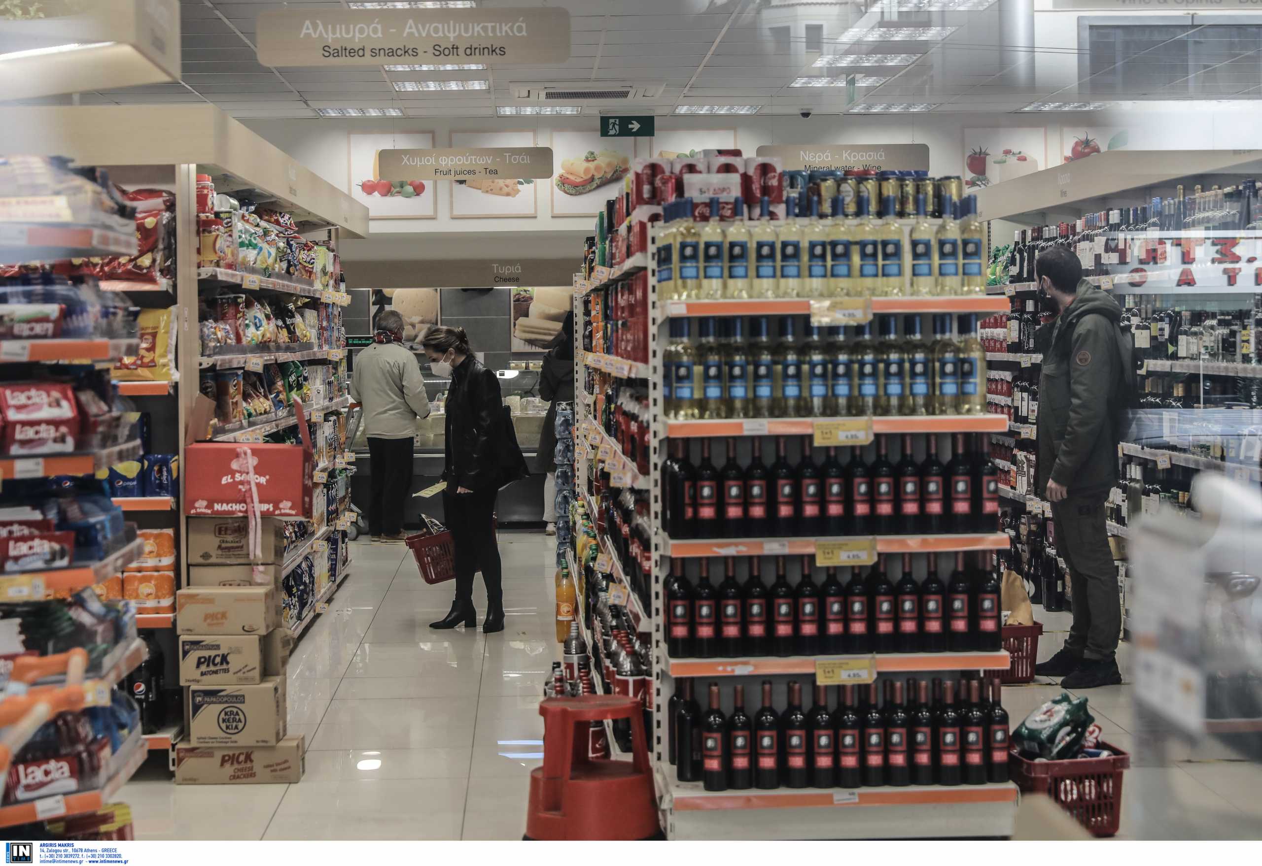 Πληθωρισμός: «Κόβουν» από το σούπερ μάρκετ για να τα βγάλουν πέρα με την ακρίβεια
