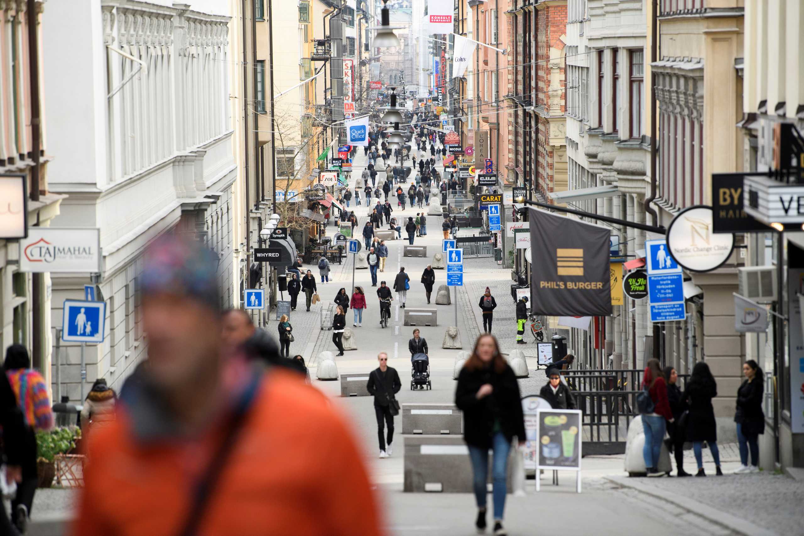 People walk on Drottninggatan, the main shopping street in Stockholm, amid the new coronavirus (COVID-19) spread, in Sweden March 27, 2020. Picture taken March 27, 2020. Henrik Montgomery