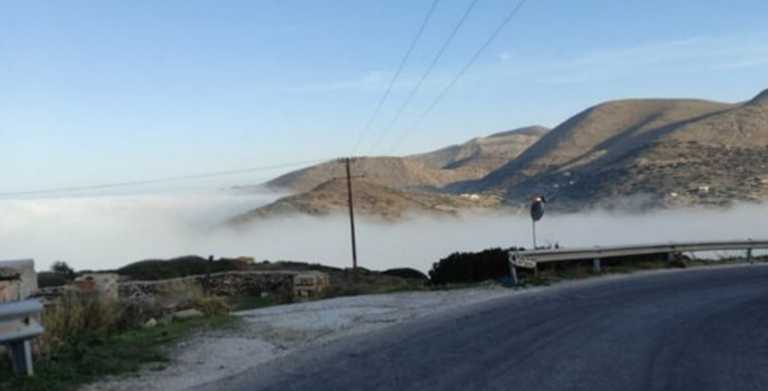 Σύρος: Ομίχλη κάλυψε και σκέπασε το νησί – Εικόνες που καθηλώνουν μέσα από εν κινήσει αυτοκίνητο