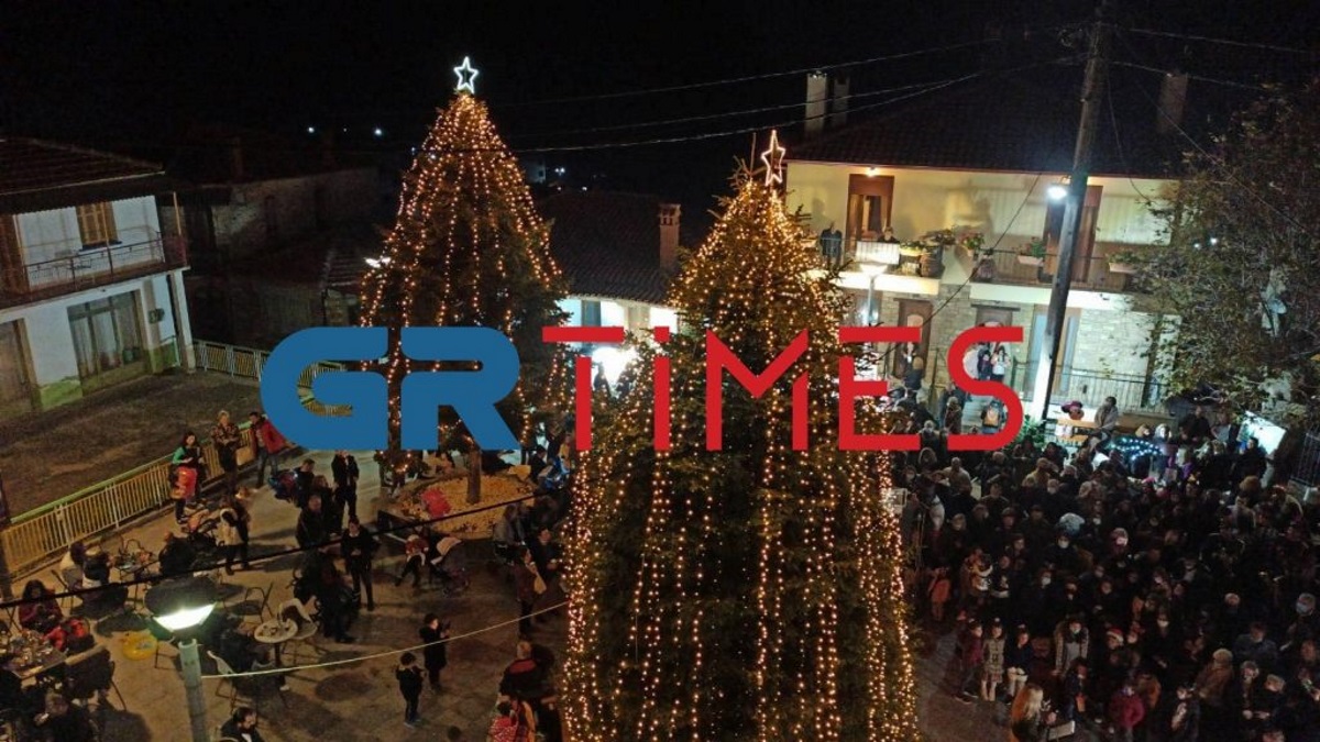 Στη Χαλκιδική το πρώτο χριστουγεννιάτικο δέντρο που φωταγωγήθηκε