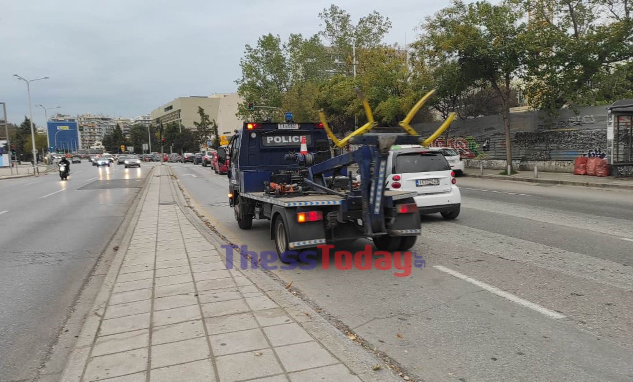 Θεσσαλονίκη – Πολυτεχνείο: «Σκούπα» της ΕΛΑΣ στους δρόμους  – Απομακρύνονται αυτοκίνητα με γερανό