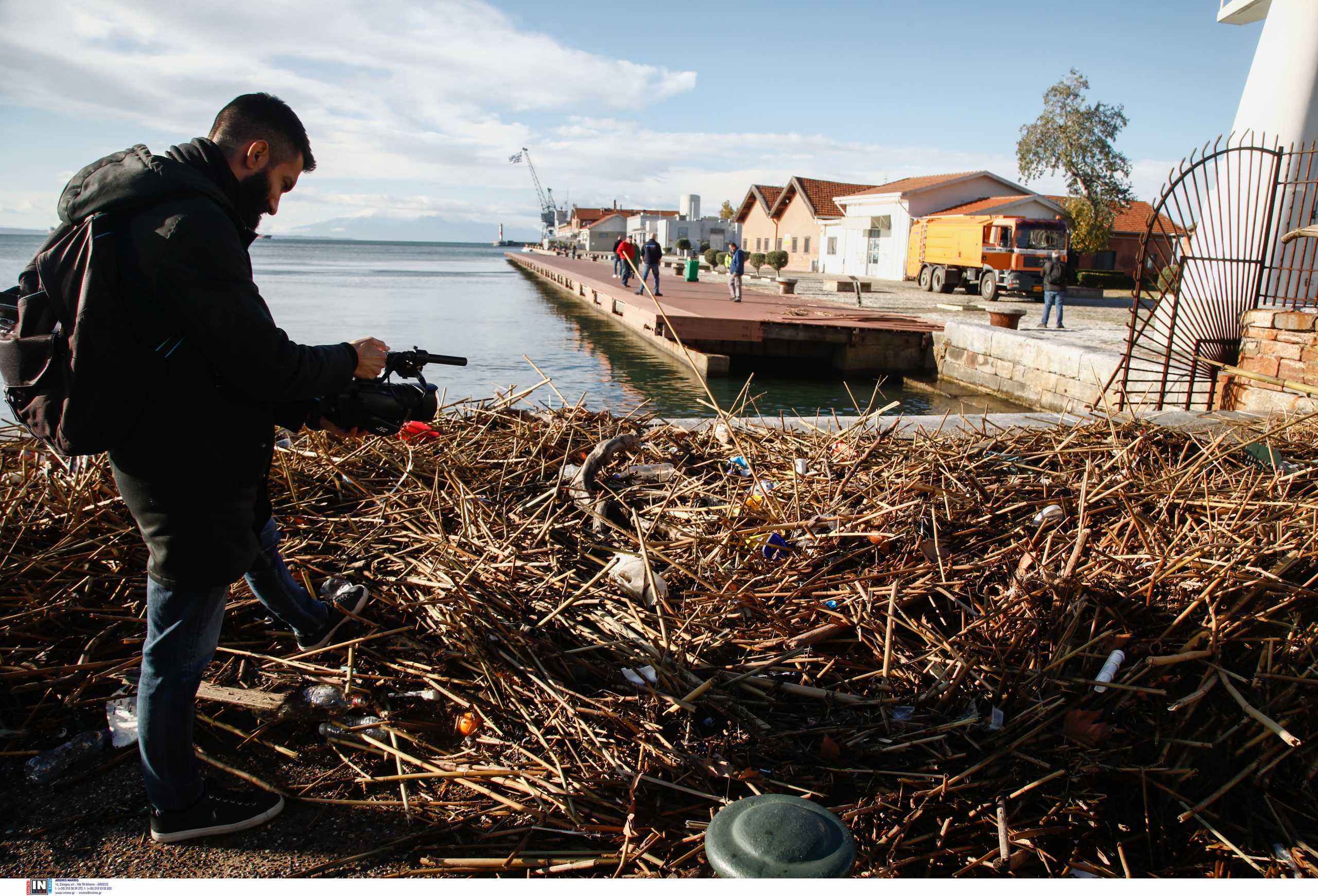 Θεσσαλονίκη: Ο Θερμαϊκός ξέβρασε μεγάλο όγκο από σκουπίδια στην παραλία