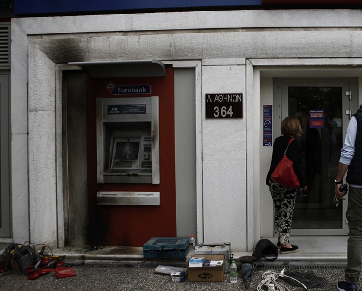 Παγκράτι: Επίθεση με γκαζάκια σε δύο τράπεζες τα ξημερώματα