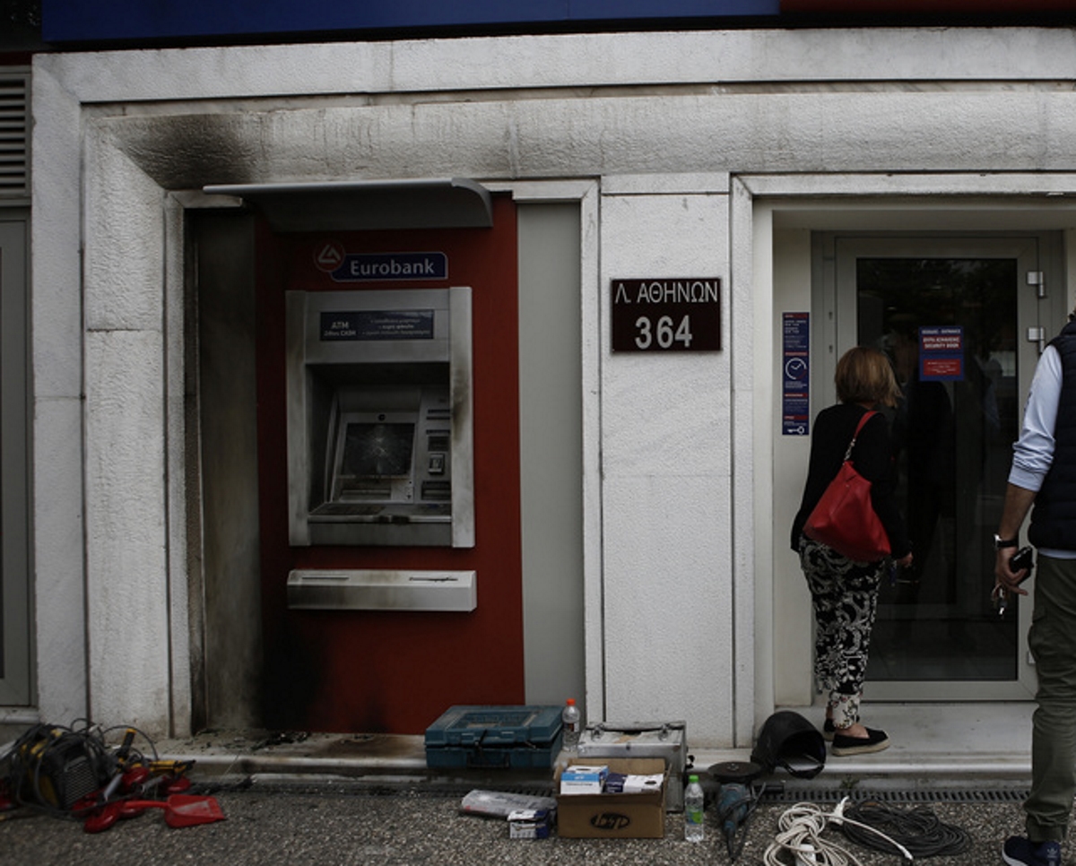 Επίθεση από άγνωστους σε υποκατάστημα της EUROBANK, στο Χαϊδάρι, σπάζοντας με βαριοπούλες τον υαλοπίνακα της τράπεζας και την οθόνη του ΑΤΜ, ενώ πέταξαν γκαζάκια στην είσοδο που εξερράγησαν και προξένησαν ζημιές, την Κυριακή 19 Μαΐου 2019. ΑΠΕ ΜΠΕ