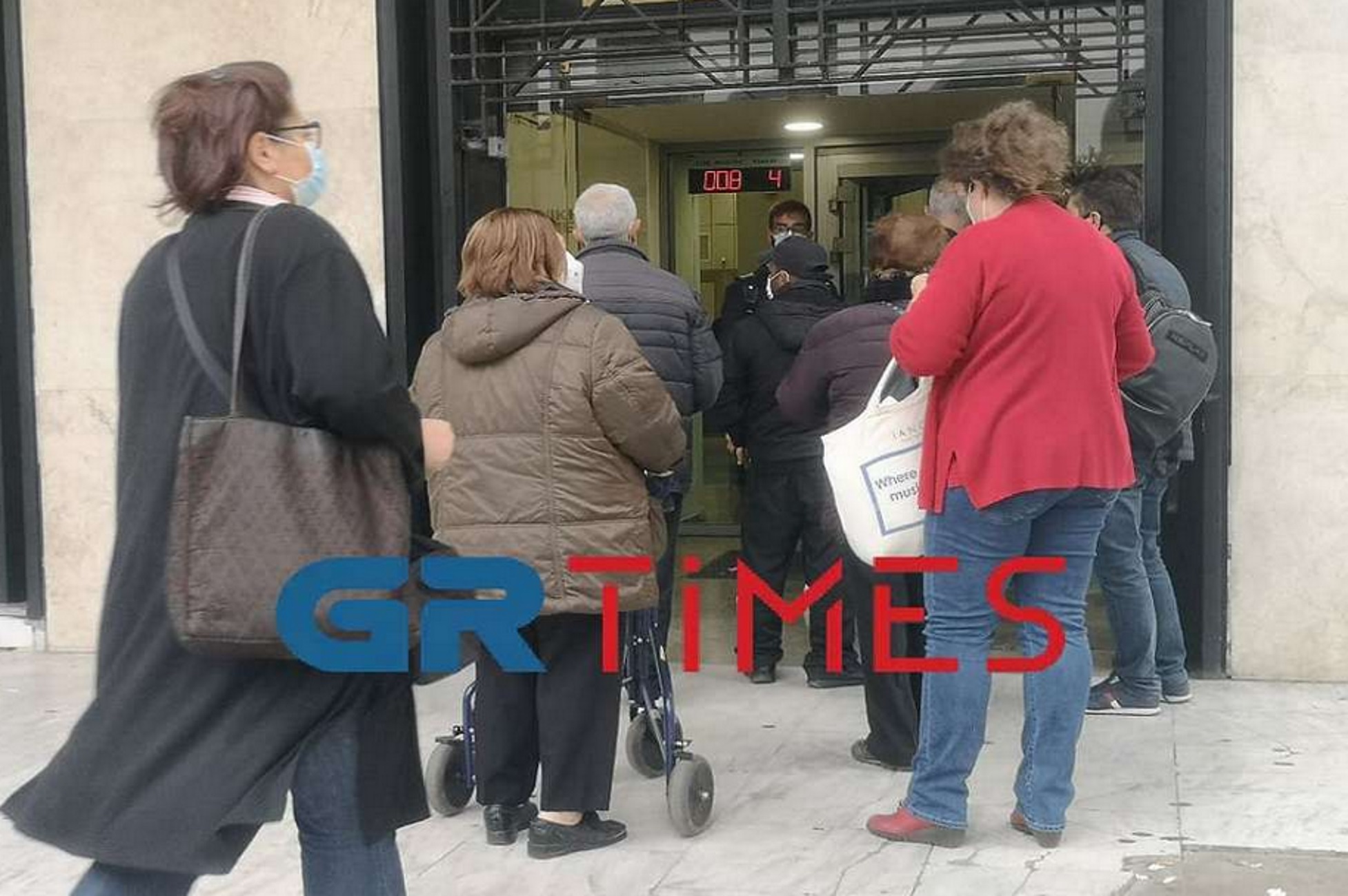Θεσσαλονίκη: Αυξημένη κίνηση στις τράπεζες – Συνεχείς έλεγχοι από τους αστυνομικούς στην πόλη