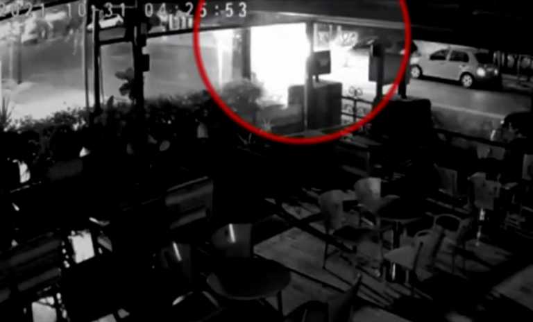 Οδηγός αυτοκινήτου έπεσε με ταχύτητα σε παρκαρισμένα ΙΧ στην Πατησίων και μετά εξαφανίστηκε