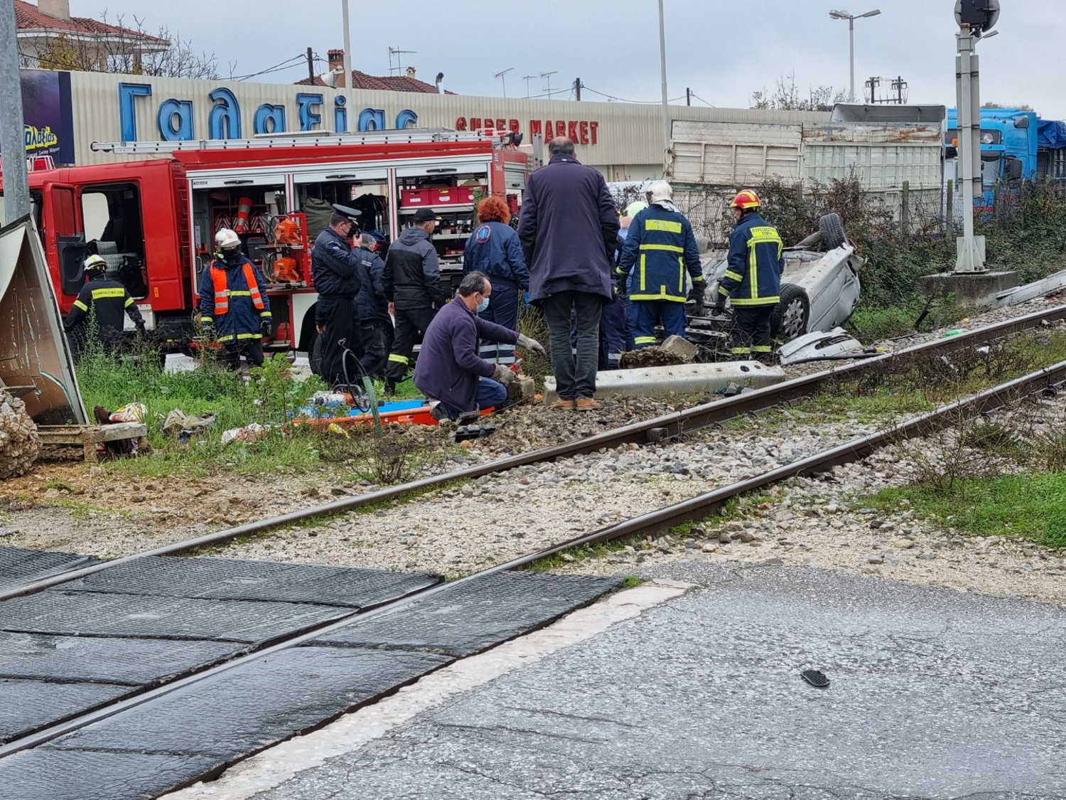 Τρίκαλα: Τρένο παρέσυρε αυτοκίνητο όταν πέρναγε τη διάβαση