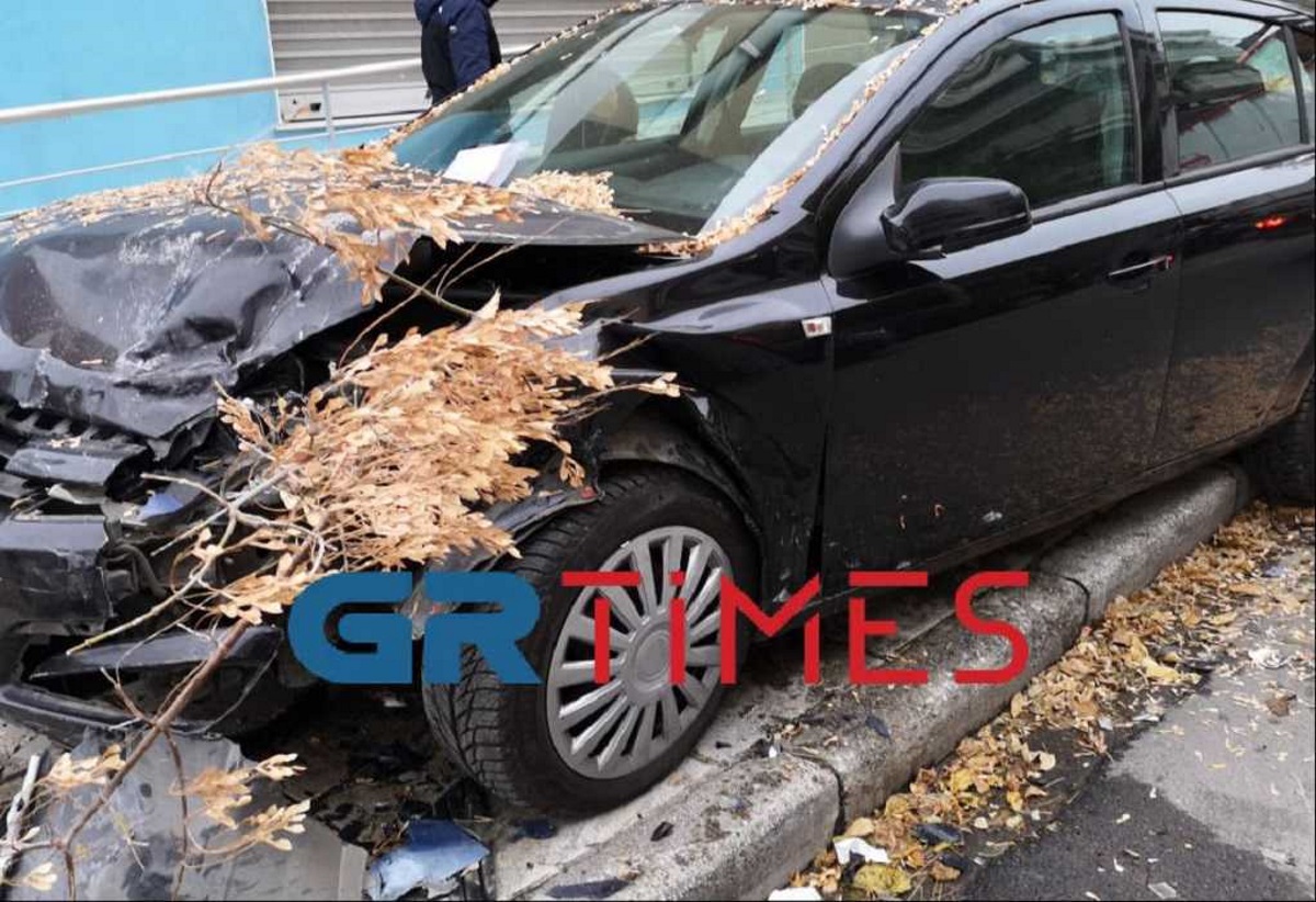Τροχαίο στη Θεσσαλονίκη: Αυτοκίνητο «καρφώθηκε» σε δέντρο
