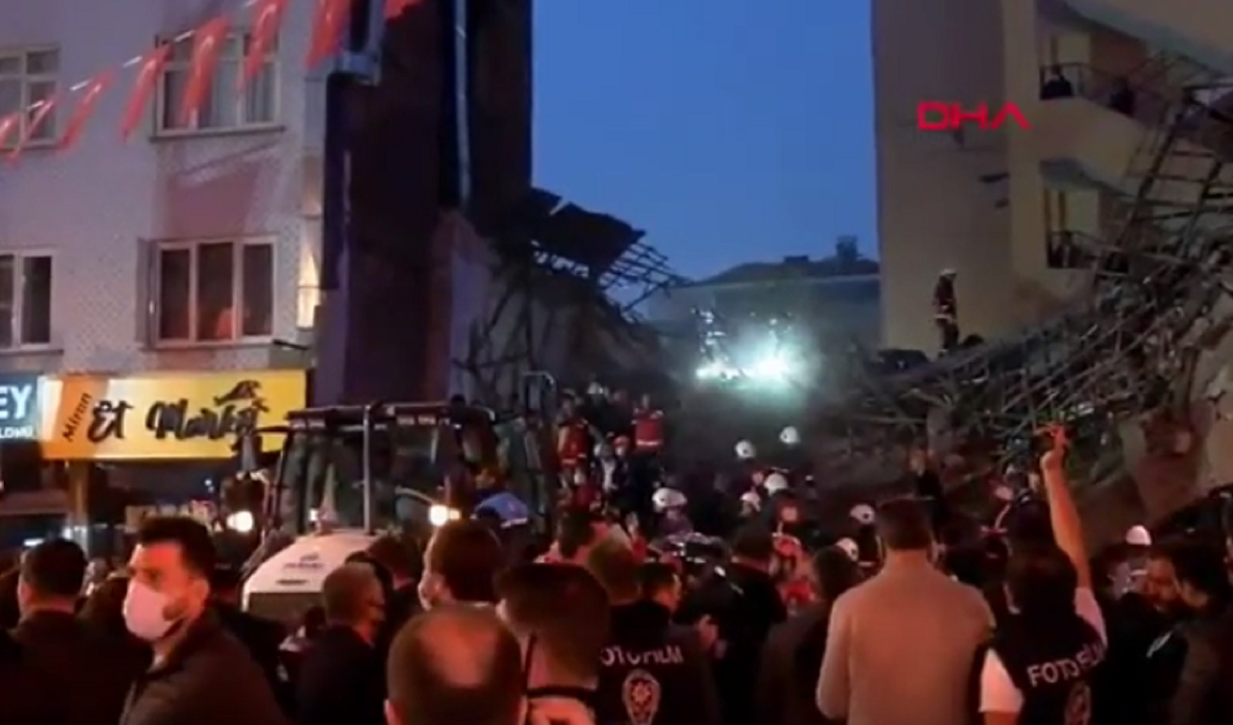 Τουρκία: Κατέρρευσε κτίριο στη Μαλάτια – 20 άτομα εγκλωβισμένοι