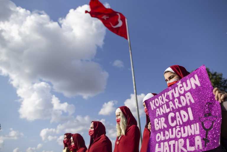 Μια γυναικοκτονία την ημέρα στην Τουρκία: Αύξηση των ύποπτων θανάτων – Πώς ενθαρρύνονται οι δράστες