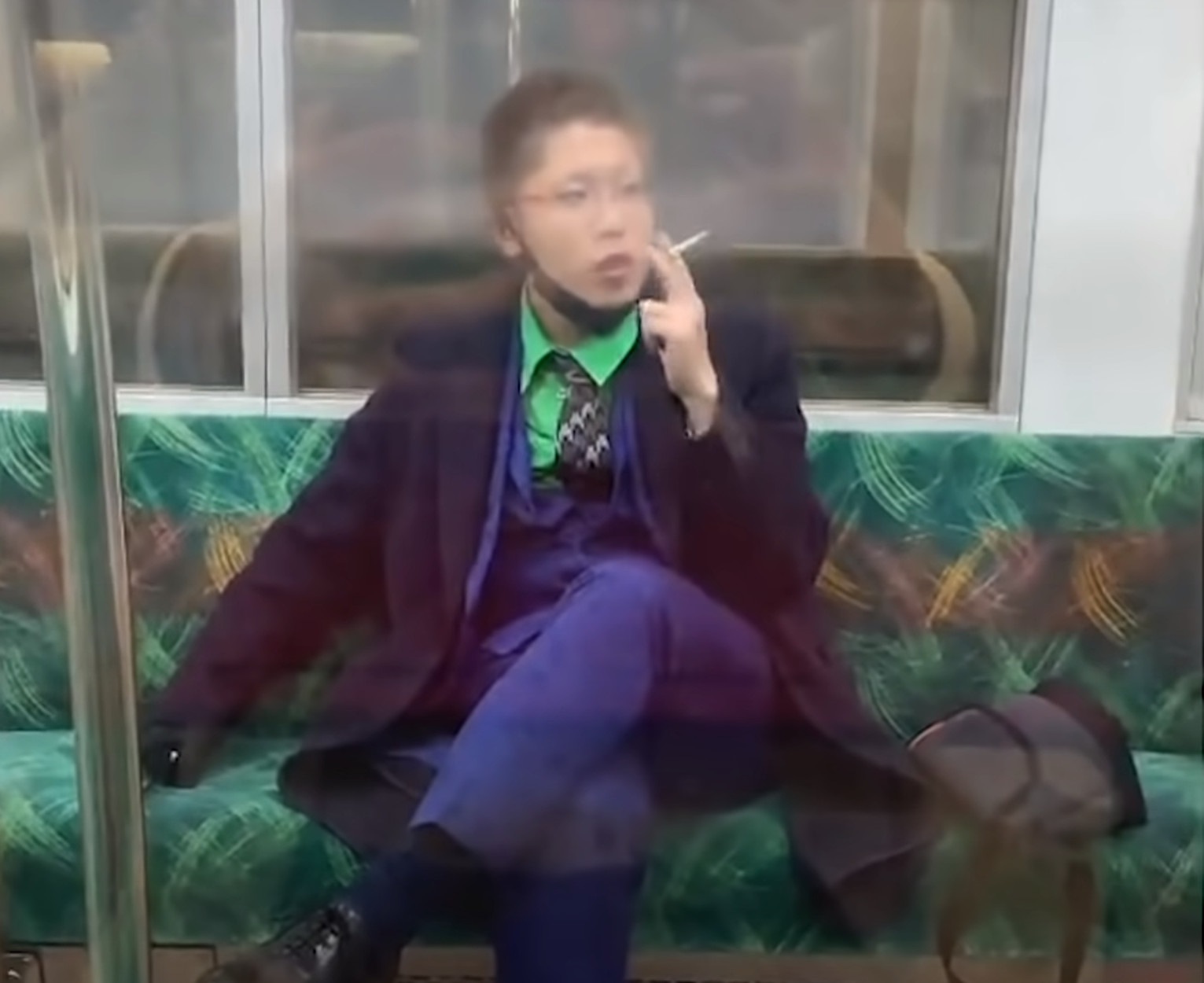Τόκιο: Ντύθηκε Τζόκερ και άρχισε να σπέρνει τον τρόμο – 18 οι τραυματίες από την επίθεση στο μετρό