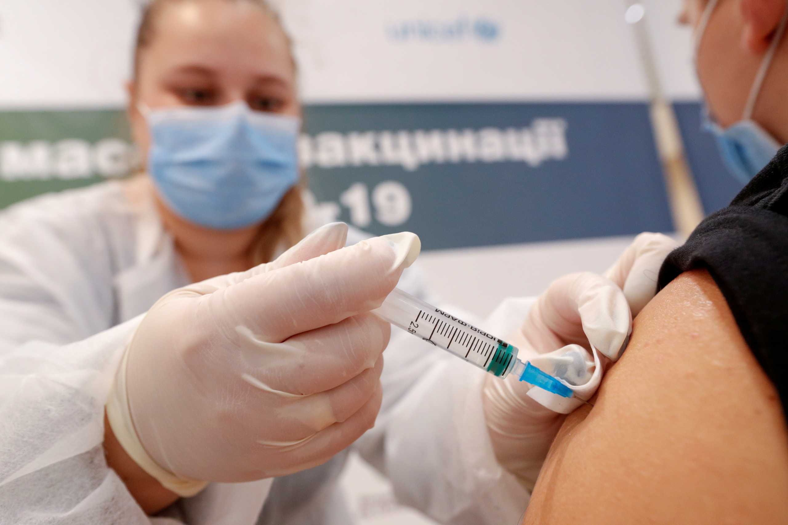ΠΟΥ για μετάλλαξη Όμικρον: Τα εμβόλια ίσως να είναι λιγότερο αποτελεσματικά