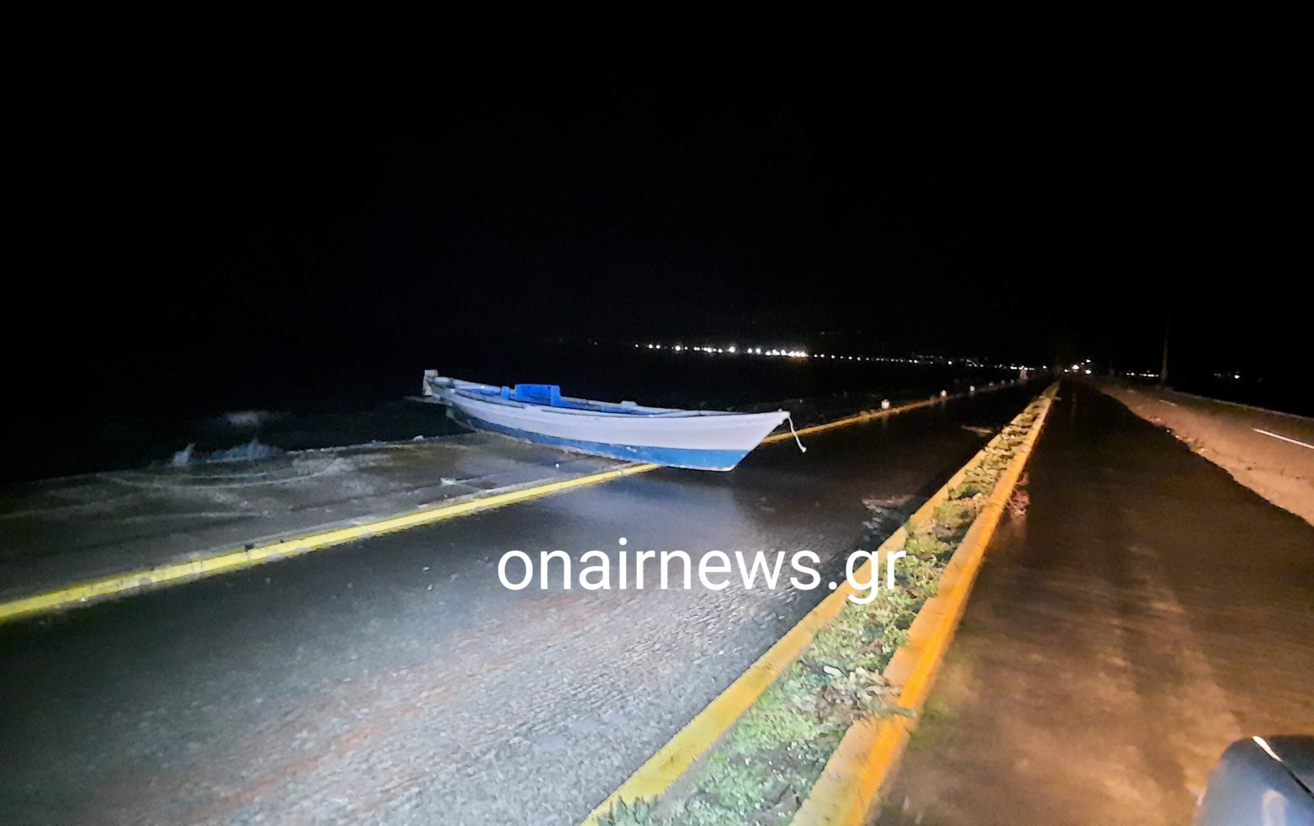Μεσολόγγι: Θυελλώδεις άνεμοι έβγαλαν τις βάρκες από τη θάλασσα στο δρόμο