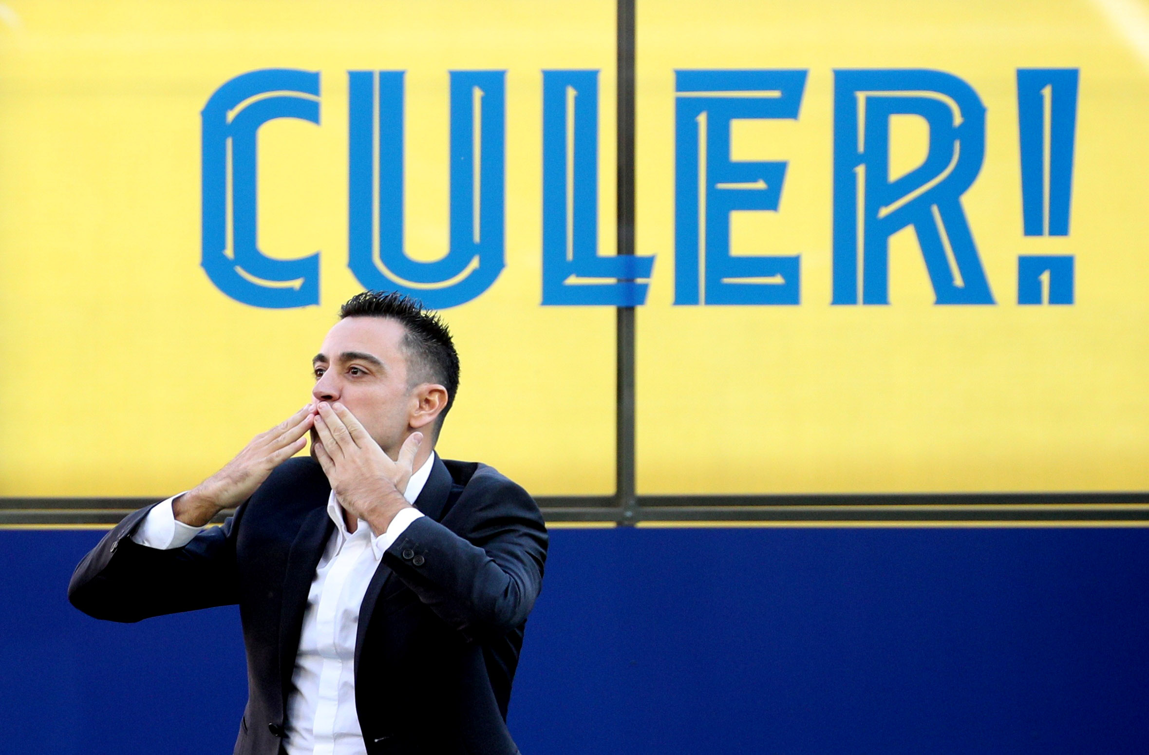 Soccer Football - FC Barcelona unveil new coach Xavi - Camp Nou, Barcelona, Spain - November 8, 2021 FC Barcelona coach Xavi acknowledges the fans during the unveiling REUTERS