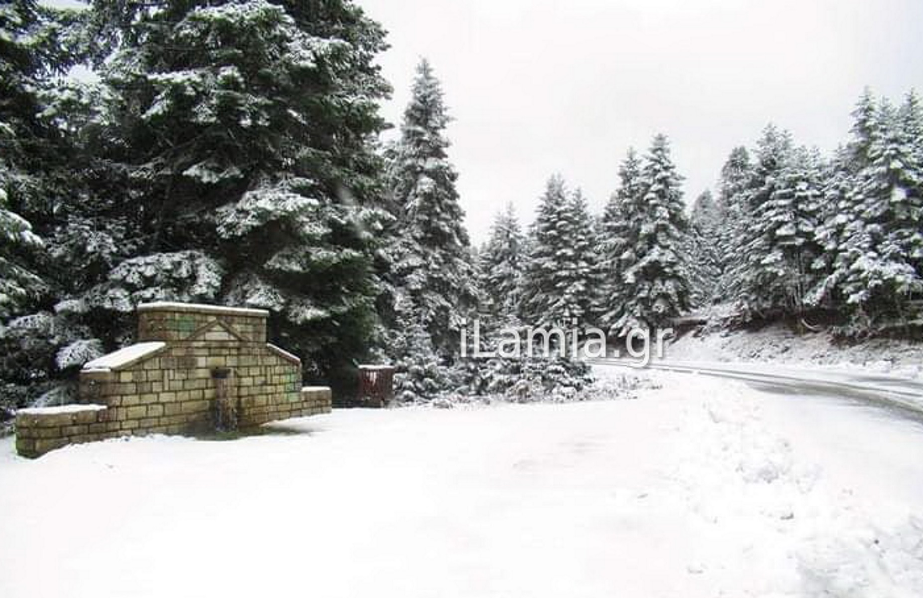 Καιρός – Ευρυτανία: Τα πρώτα χιόνια «στόλισαν» Βελούχι, Καρπενήσι και Φουρνά