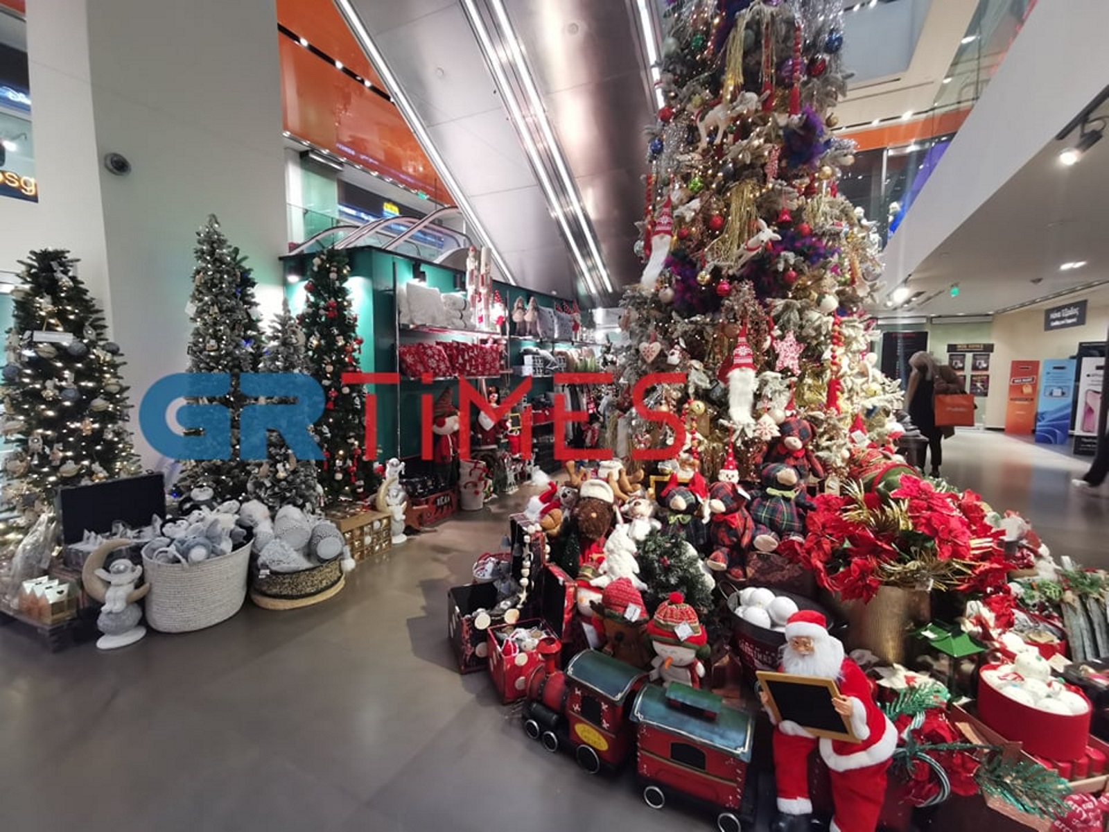 Θεσσαλονίκη: Άρωμα Χριστουγέννων στην αγορά – Στολισμένες βιτρίνες και Άγιοι Βασίληδες