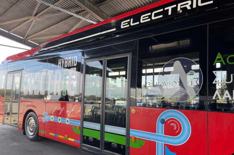 Λάρισα: Το πρώτο πλήρως υβριδικό αστικό λεωφορείο στην Ελλάδα – Κινείται ηλεκτρικά μέχρι τα 58 χιλιόμετρα την ώρα