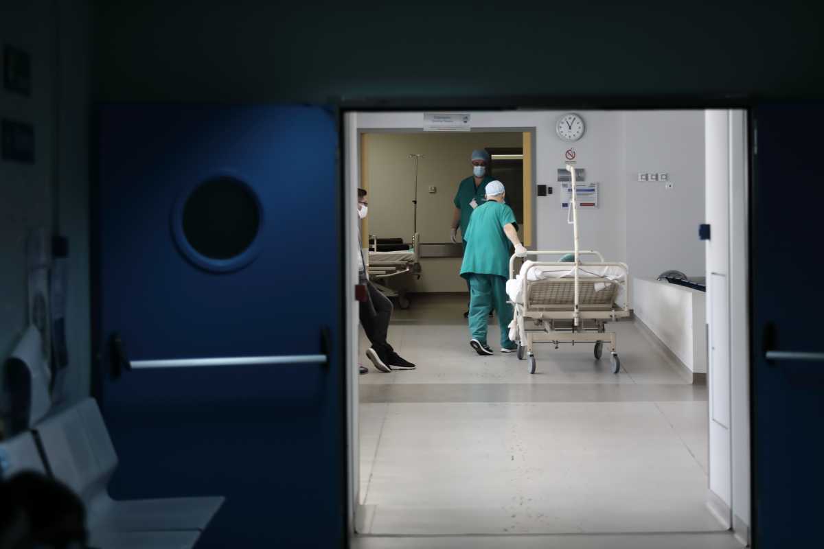 Κορονοϊός: Πάνω από 50.000 κρούσματα και 410 νεκρούς τον Νοέμβριο – Ασφυξία στις ΜΕΘ