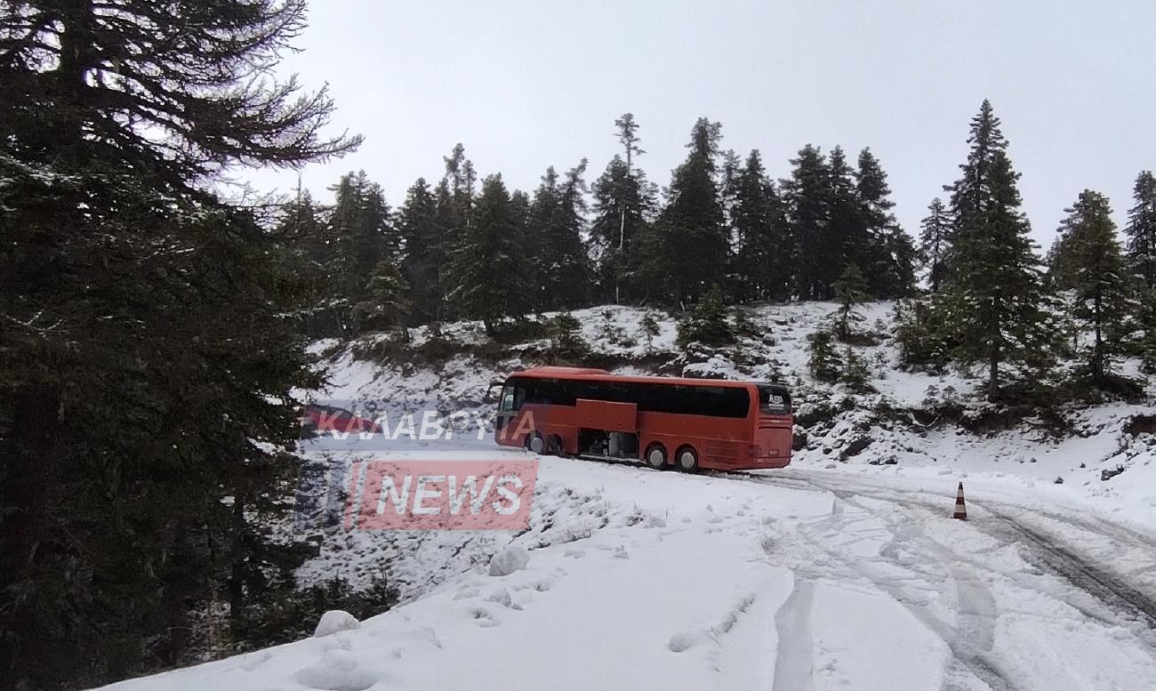 Καιρός – Καλάβρυτα: Λεωφορείο με 30 επιβάτες φράκαρε στα χιόνια – Δείτε τις εικόνες από το σημείο