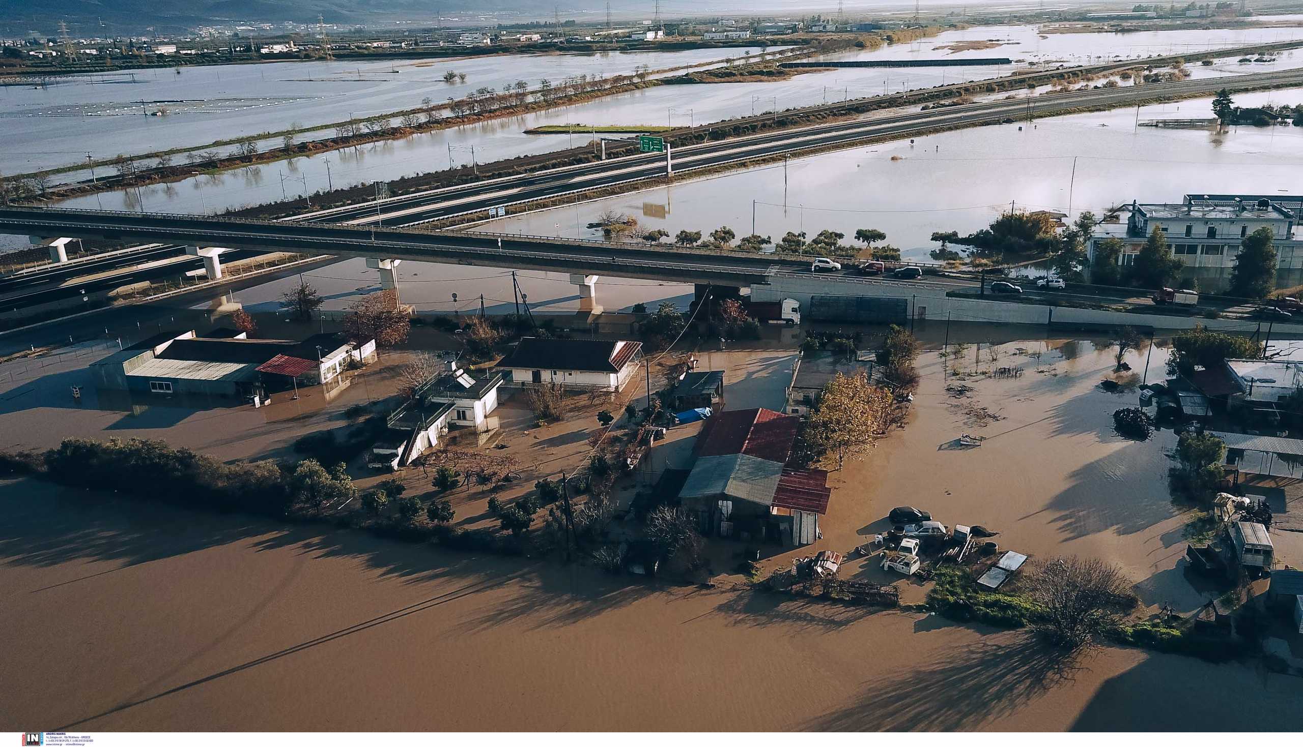 Καιρός – Λαμία: Συγκλονιστικές εικόνες από τις πλημμύρες και τις δραματικές διασώσεις με βάρκες