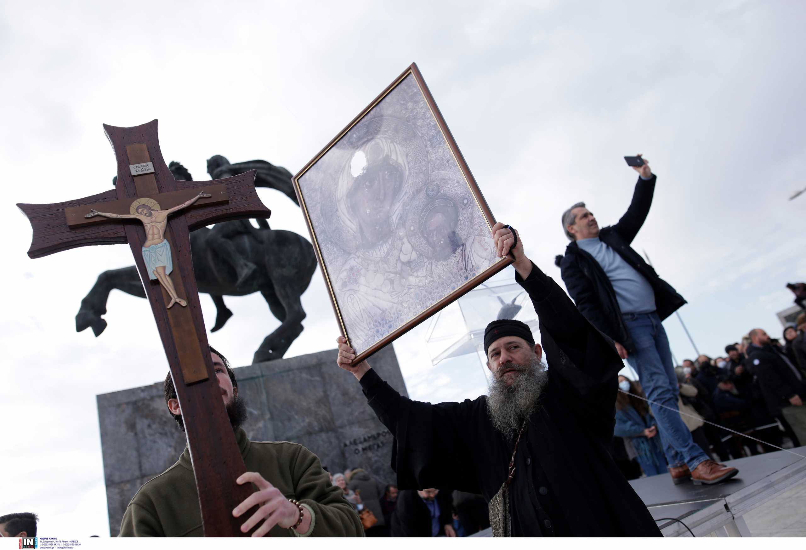 Κορονοϊός – Θεσσαλονίκη: Σταυροί, σημαίες, εικόνες και μπαλόνια στη νέα πορεία αντιεμβολιαστών