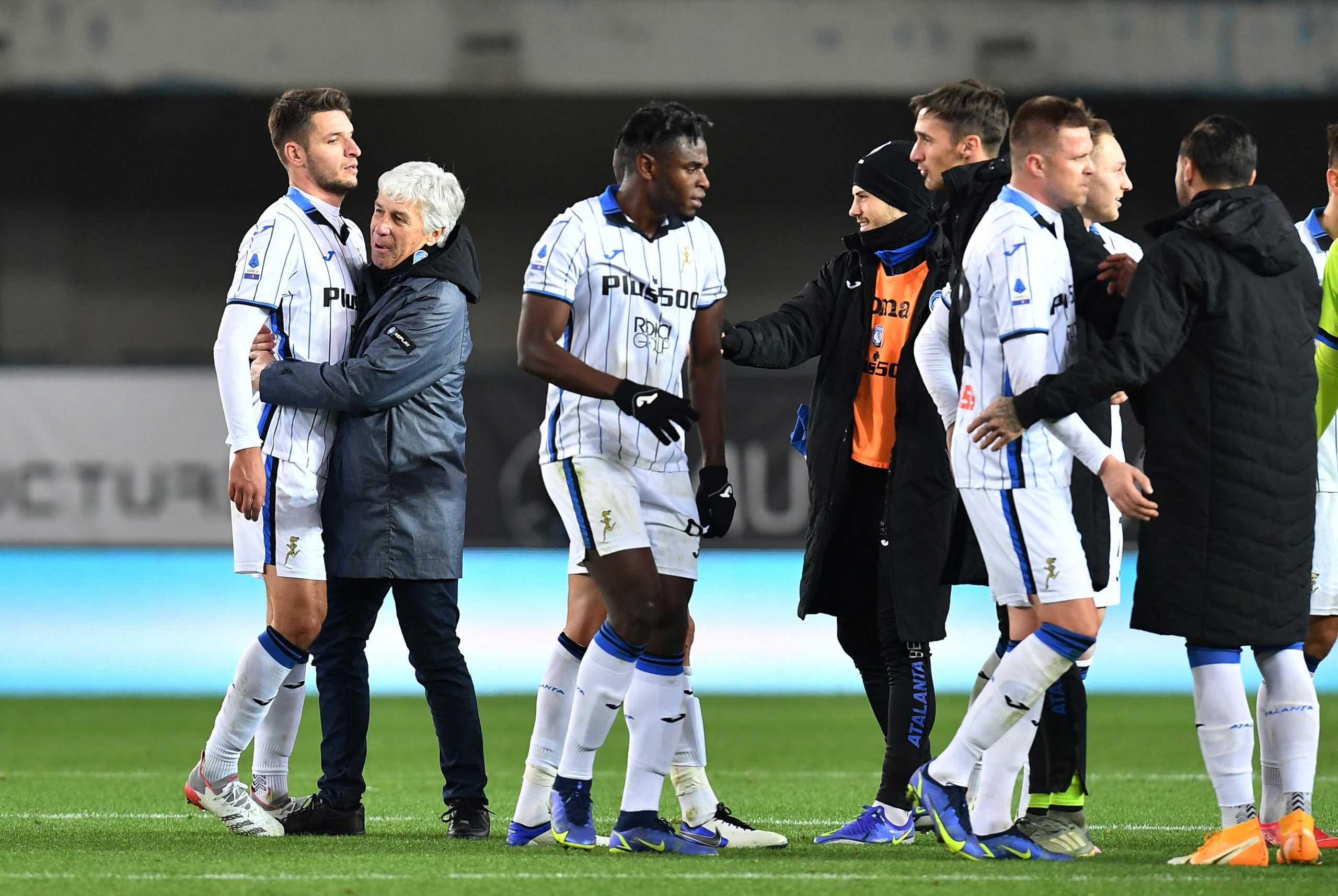 Soccer Football - Serie A - Hellas Verona v Atalanta - Stadio Marc'Antonio Bentegodi, Verona, Italy - December 12, 2021 Atalanta's Berat Djimsiti and coach Gian Piero Gasperini celebrate after the match REUTERS